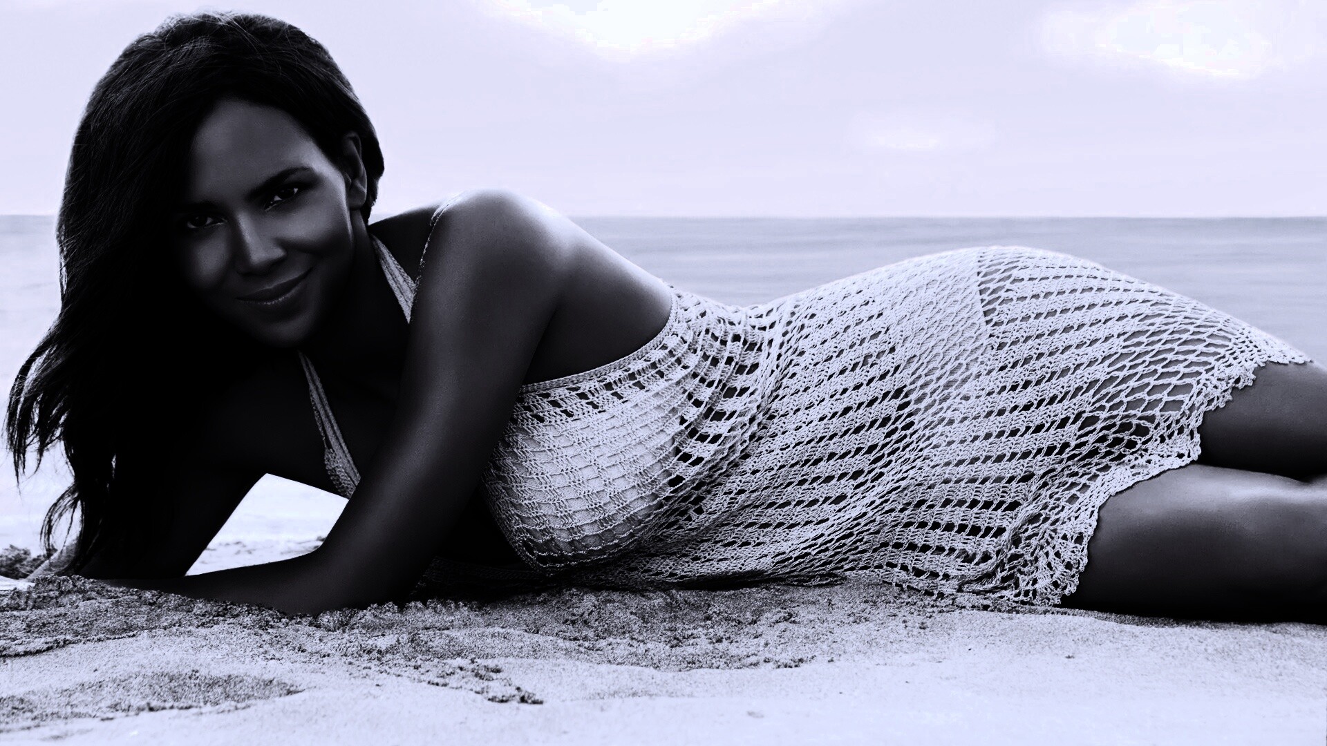 Холли Берри на пляже обои