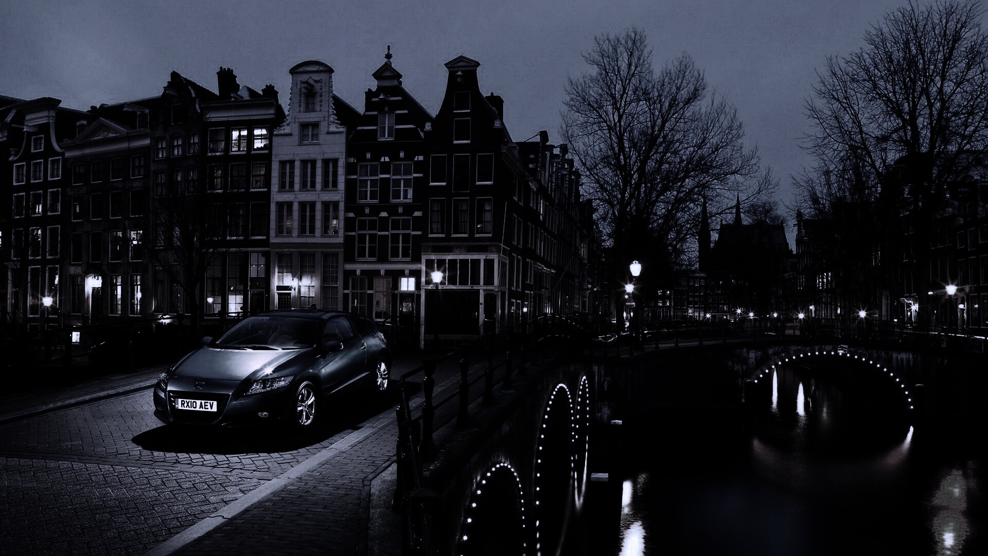 Автомобиль на мосту в свете фонаря обои