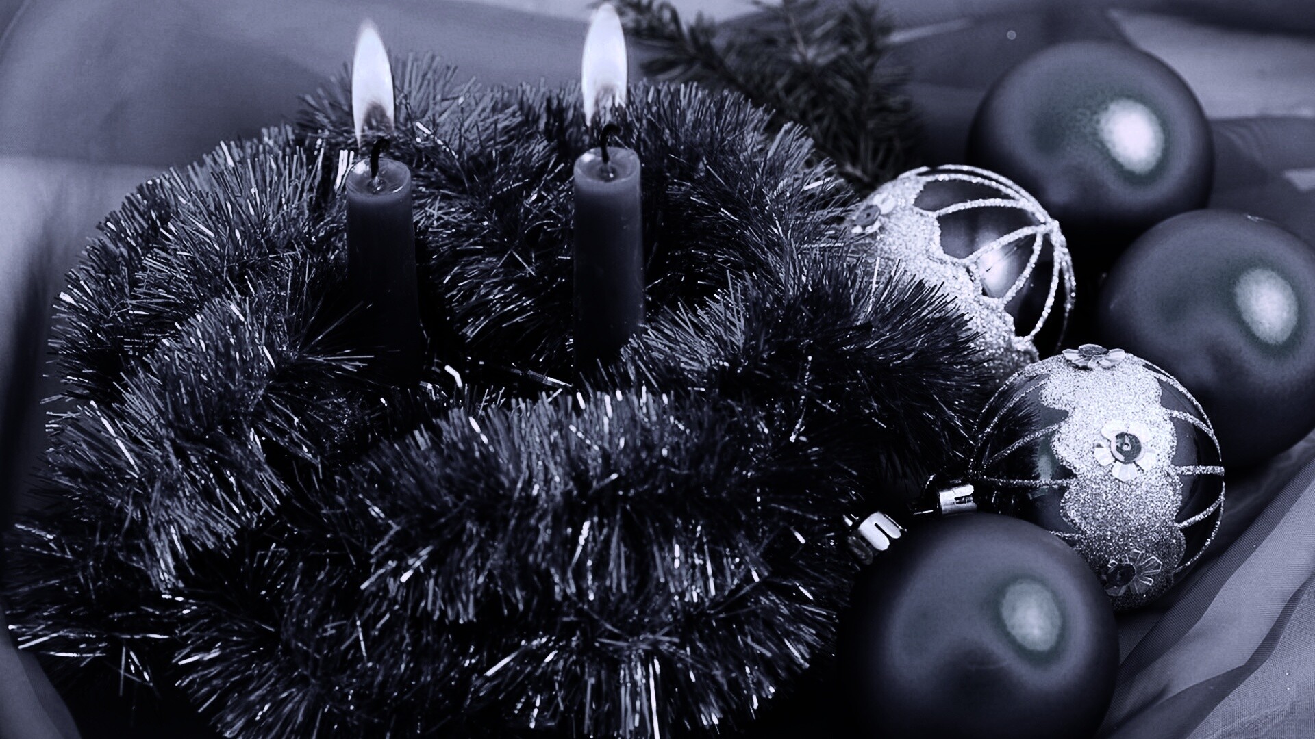 Свечки и новогодняя мишура обои