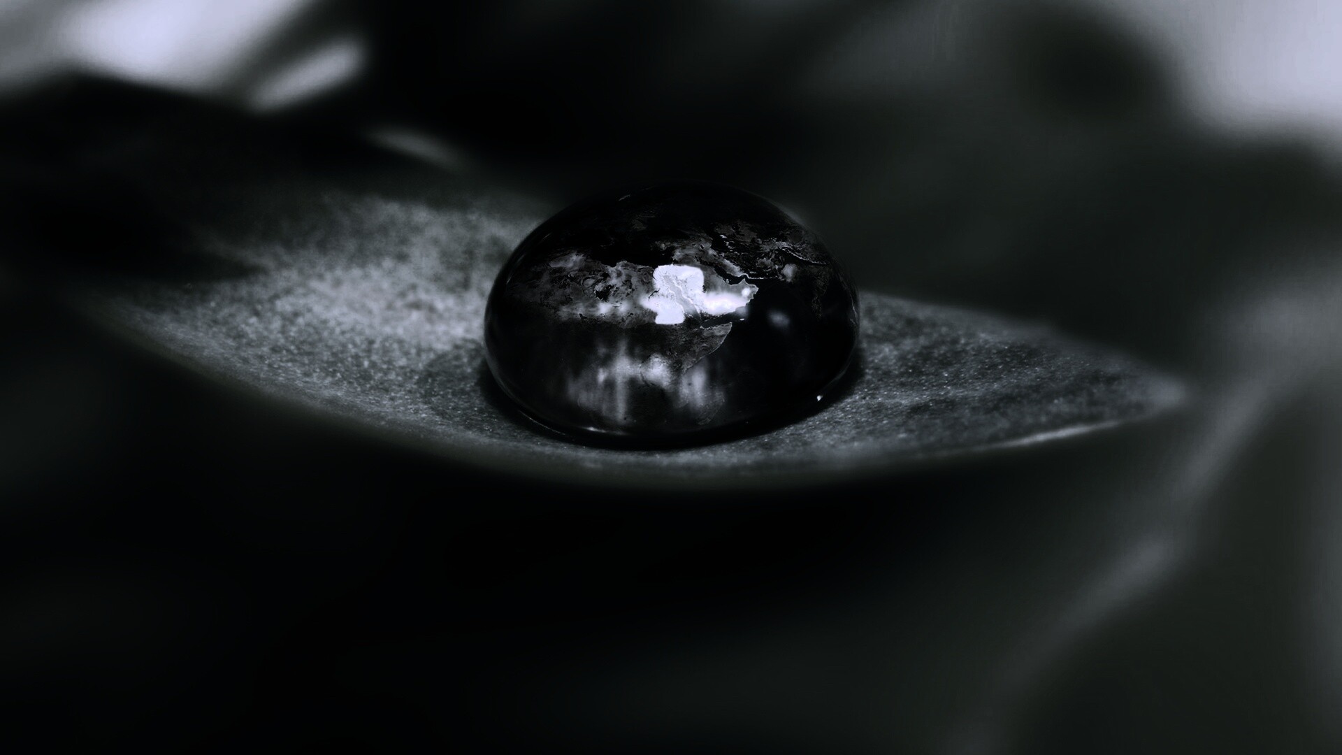 Целый мир в капле воды обои