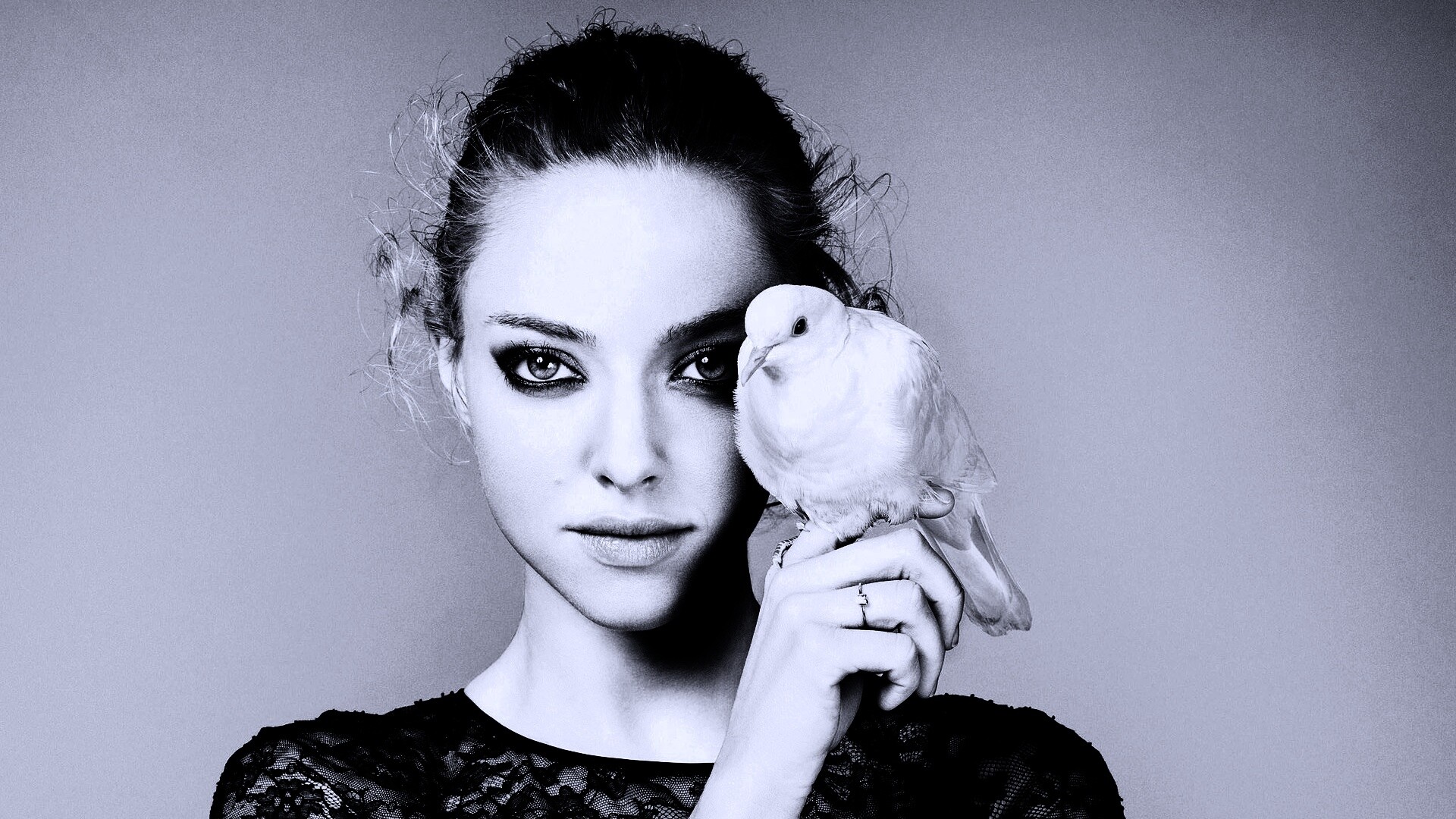 Девушка и попугай обои