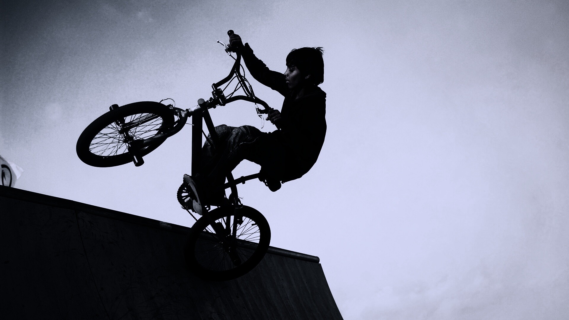 Мальчик на рампе обои