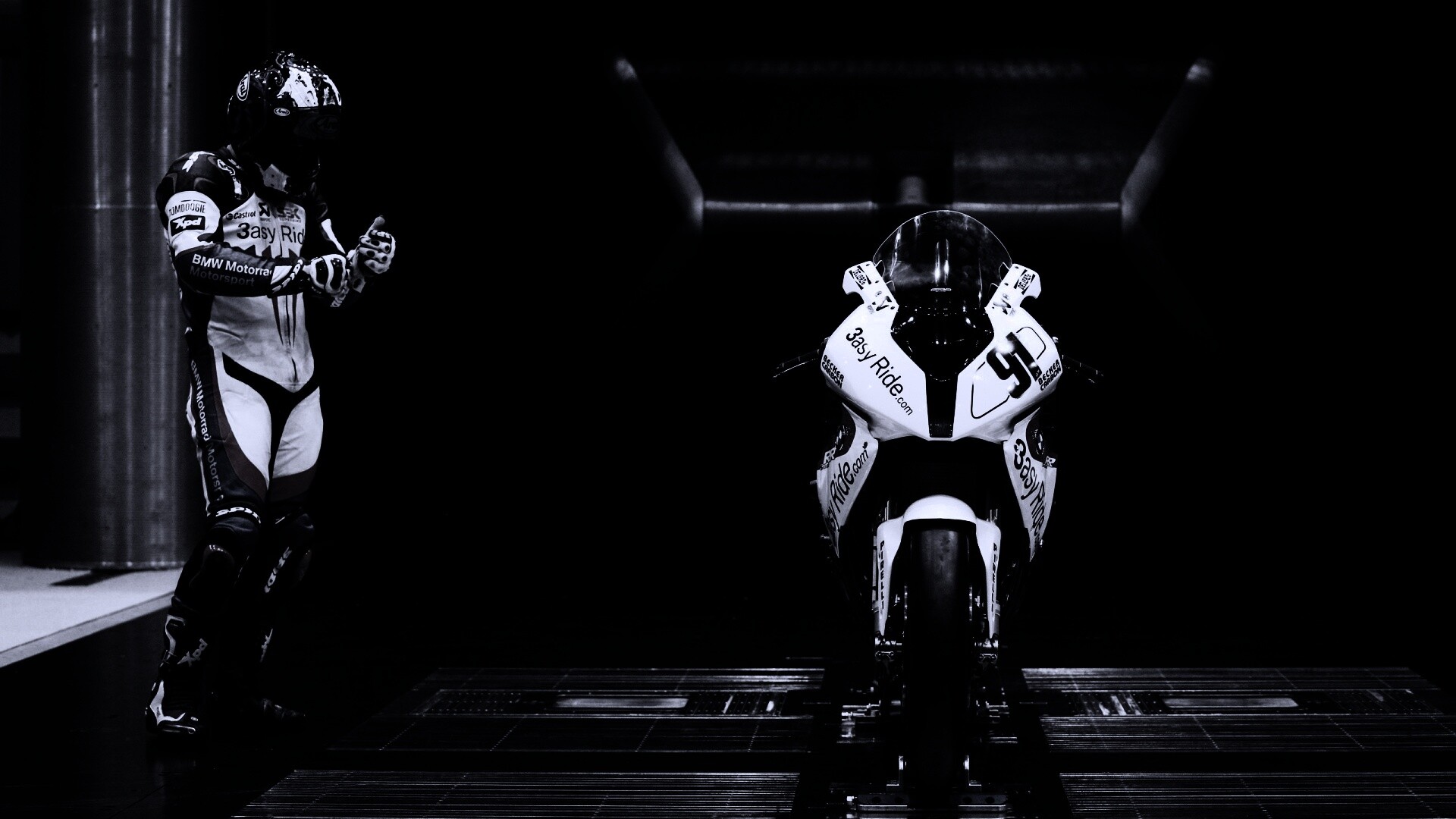 Мотоцикл на тестовом стенде обои