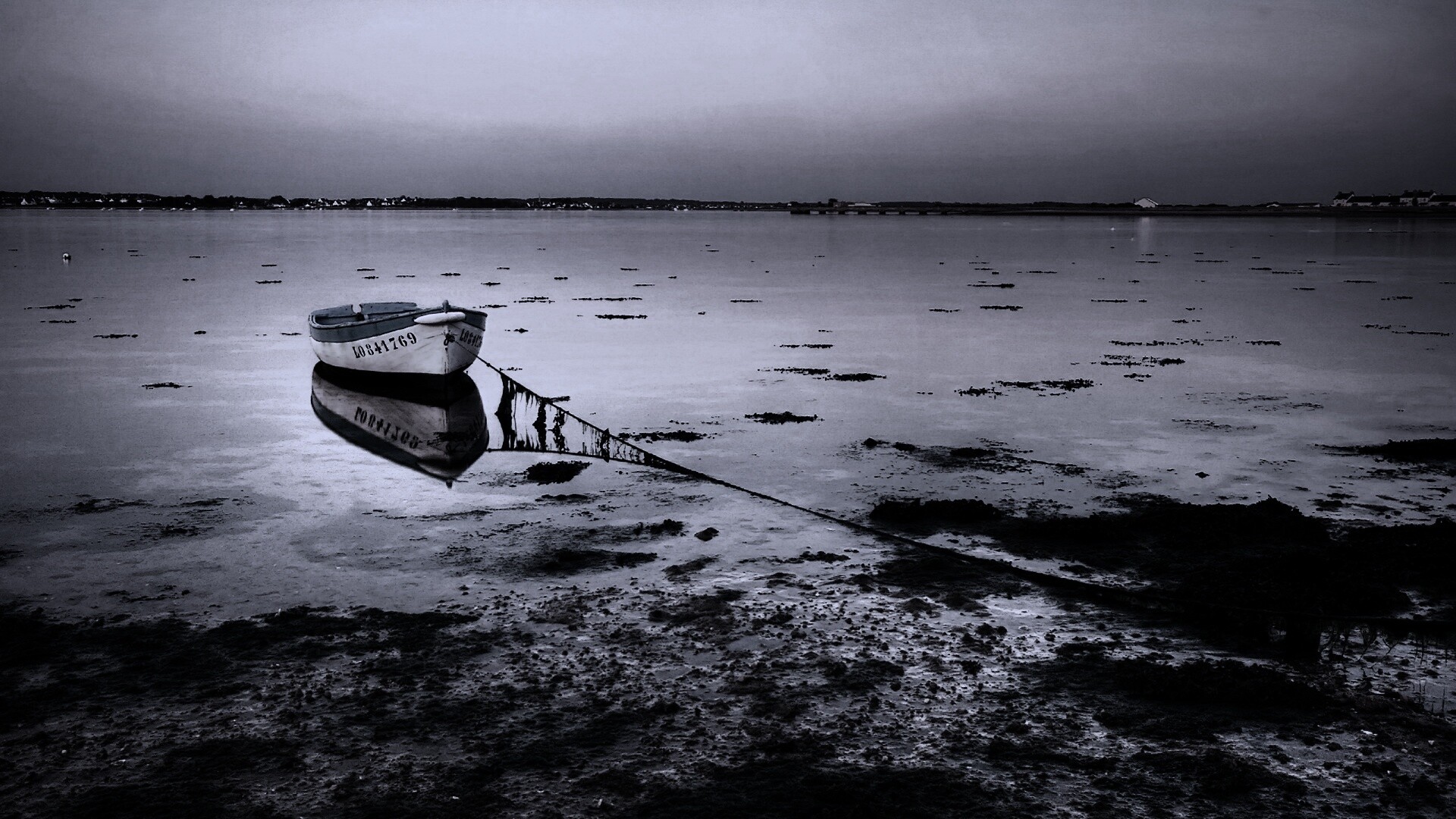 Лодка на илистом берегу обои