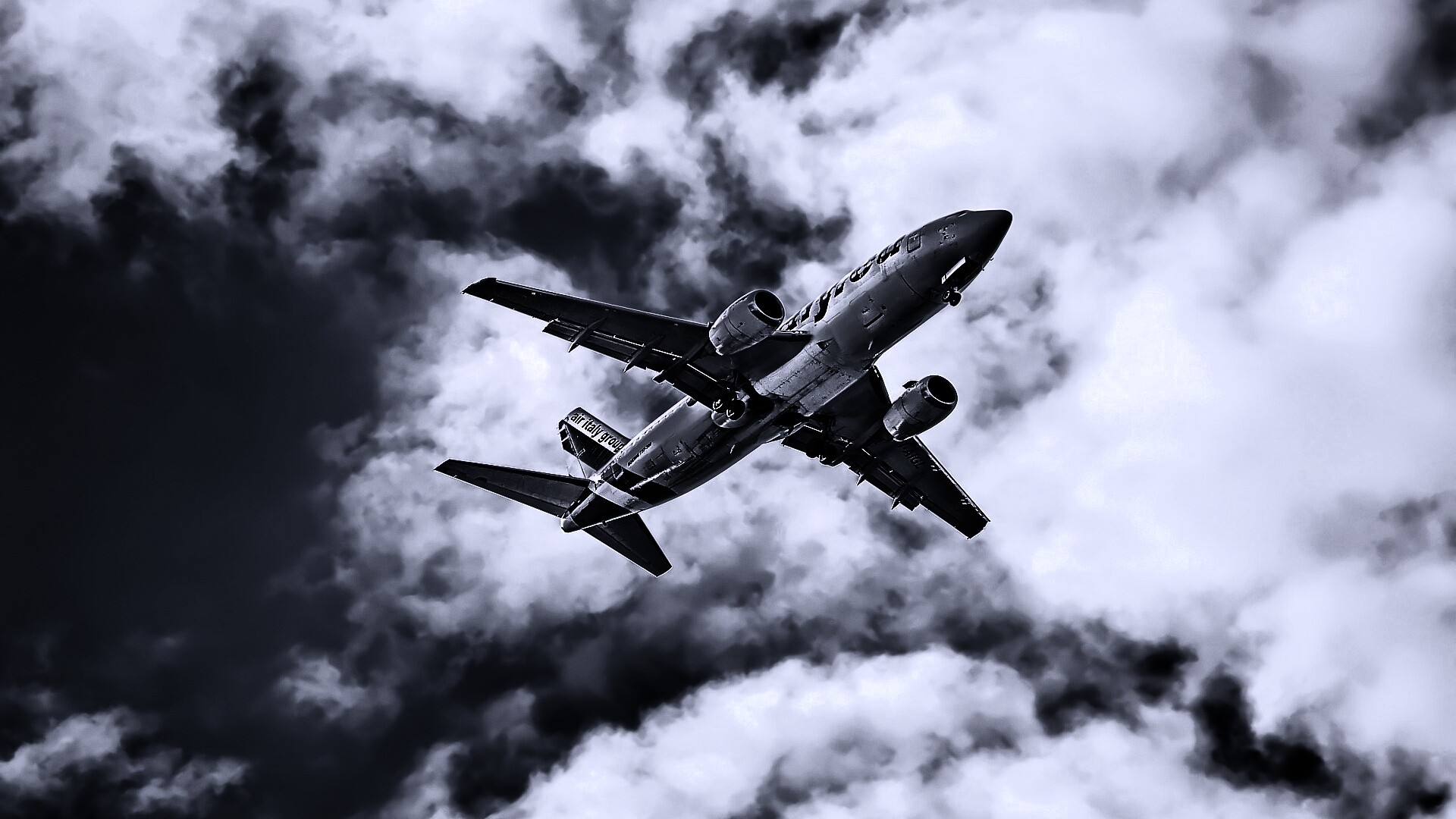 Самолет гражданской авиации в небе обои