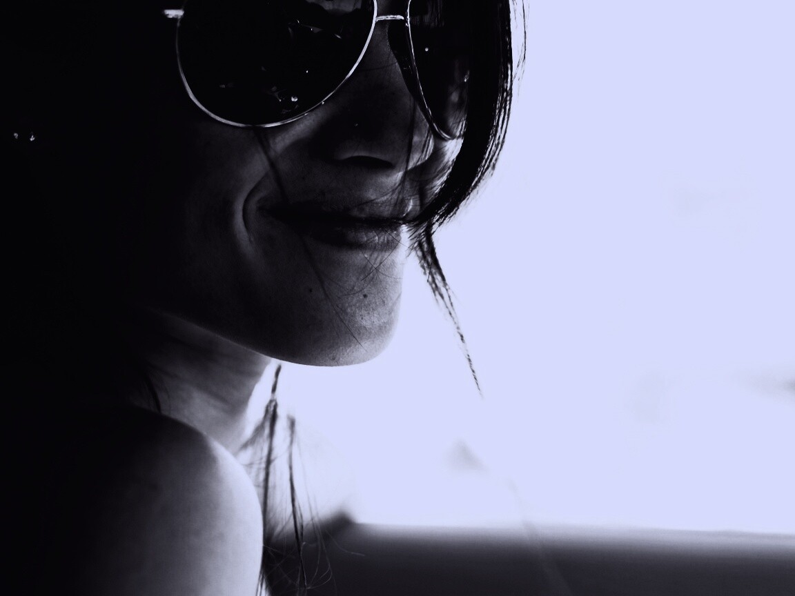 Девушка в очках обои