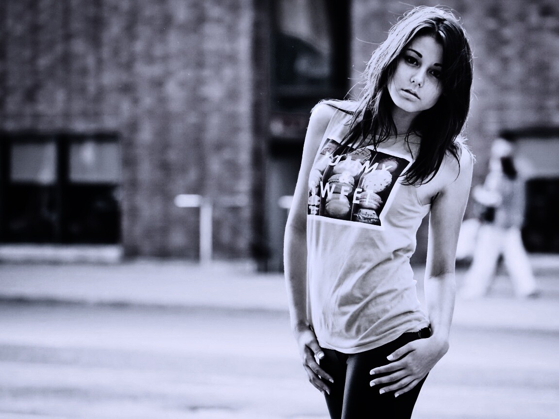 Молодая девушка в городе обои