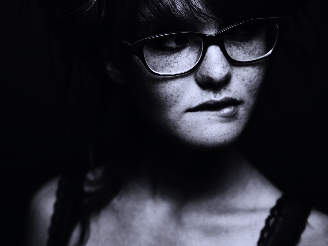 Рыженькая кусает губу обои