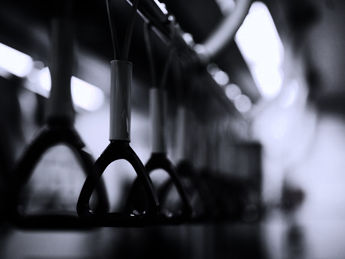 Поручни в метро обои