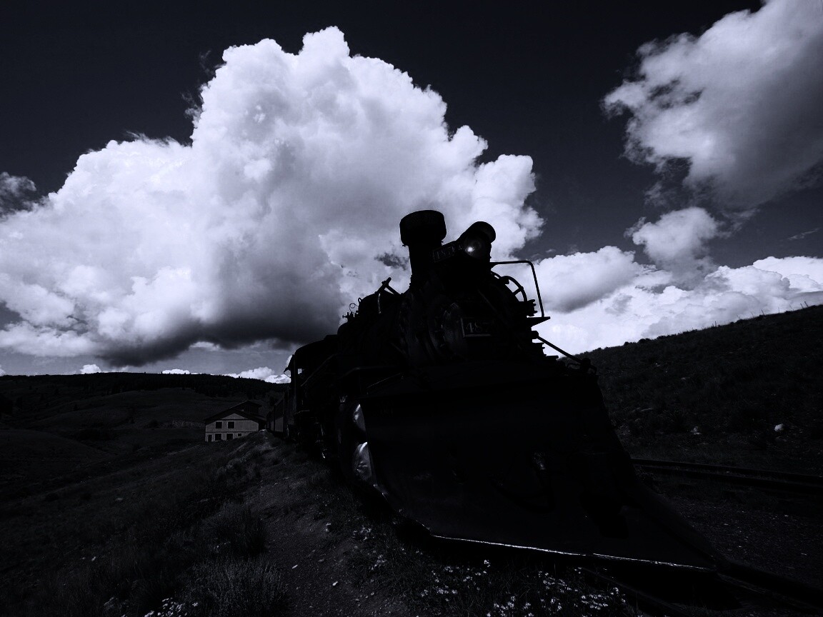 Паровоз на деревенской станции обои