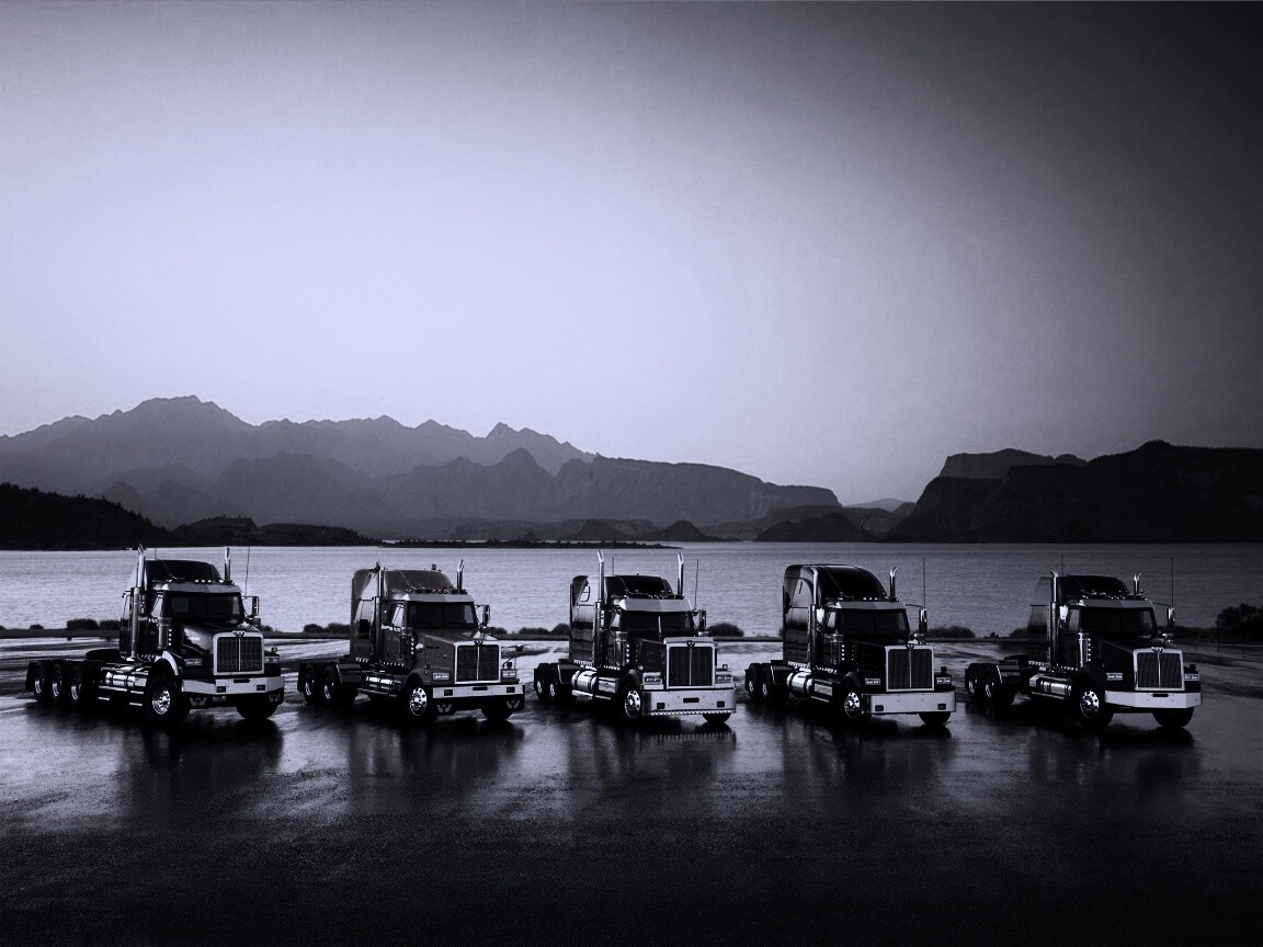 Тягачи на фоне озера обои