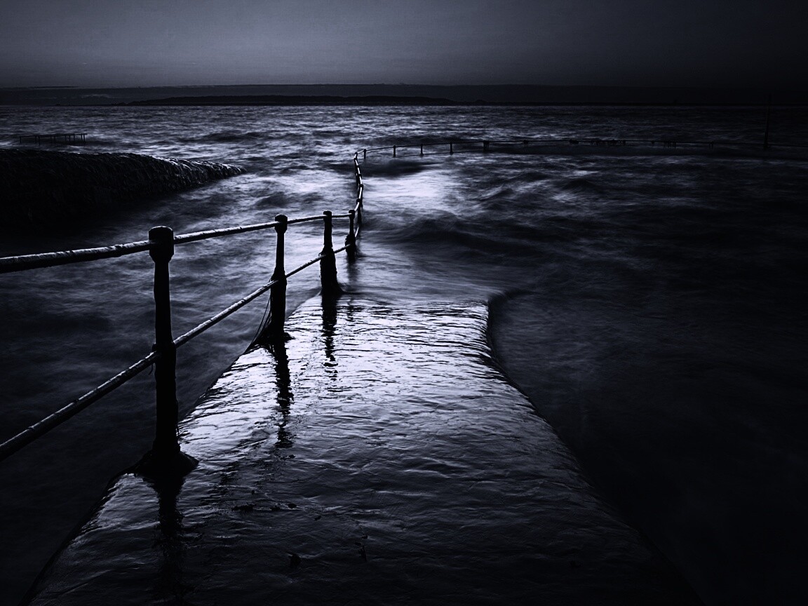 Пирс уходящий в море обои