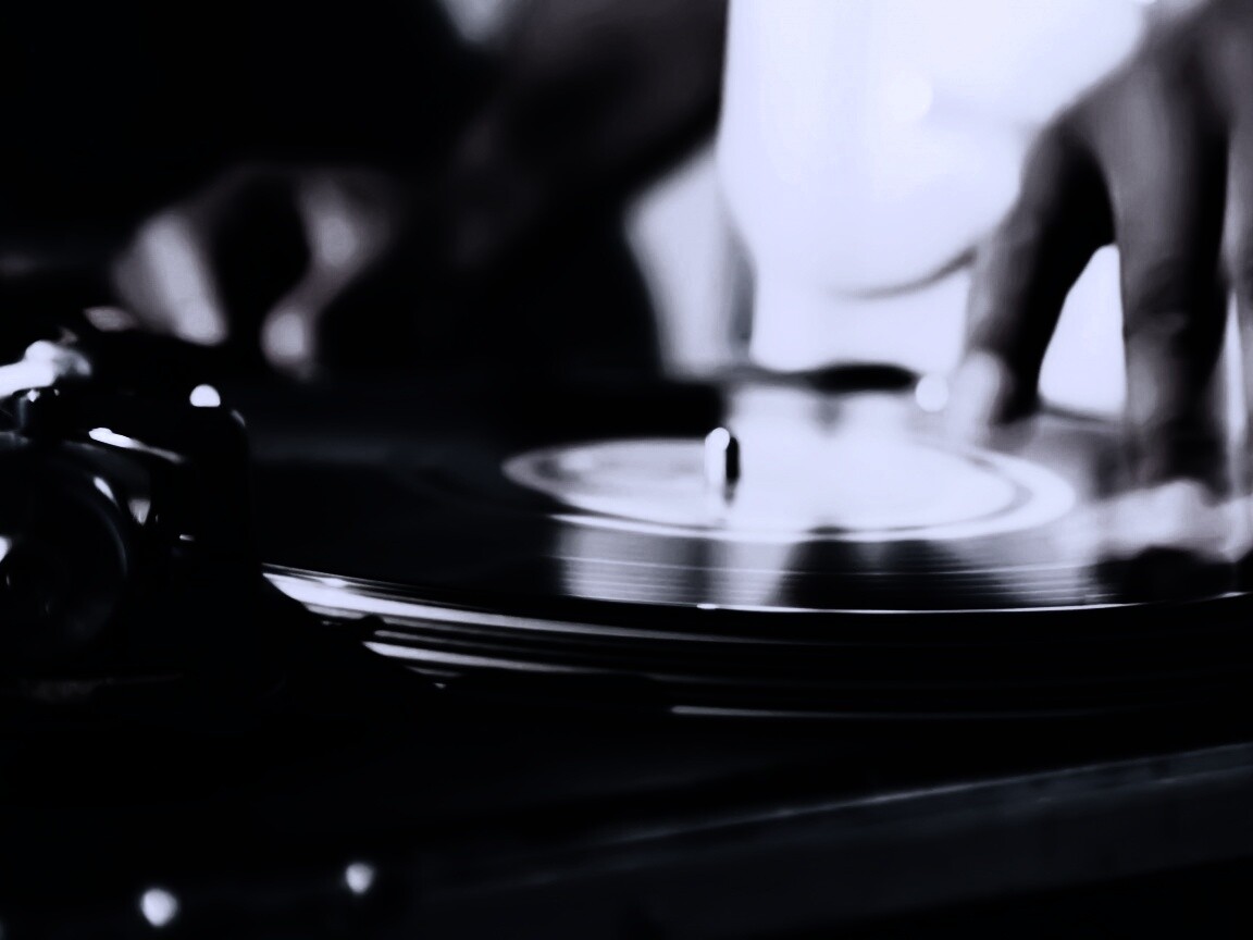 Винил на диджейском пульте обои