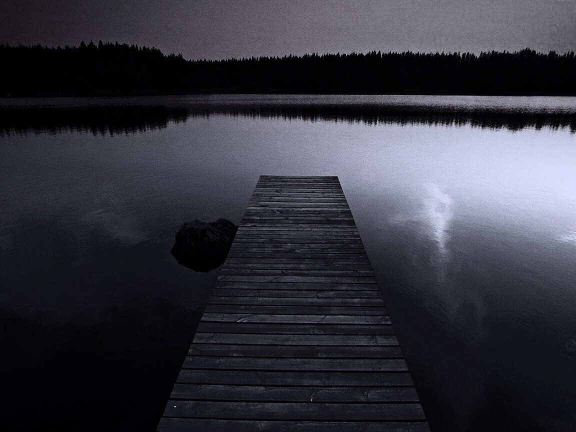 Деревянный пирс на озере обои
