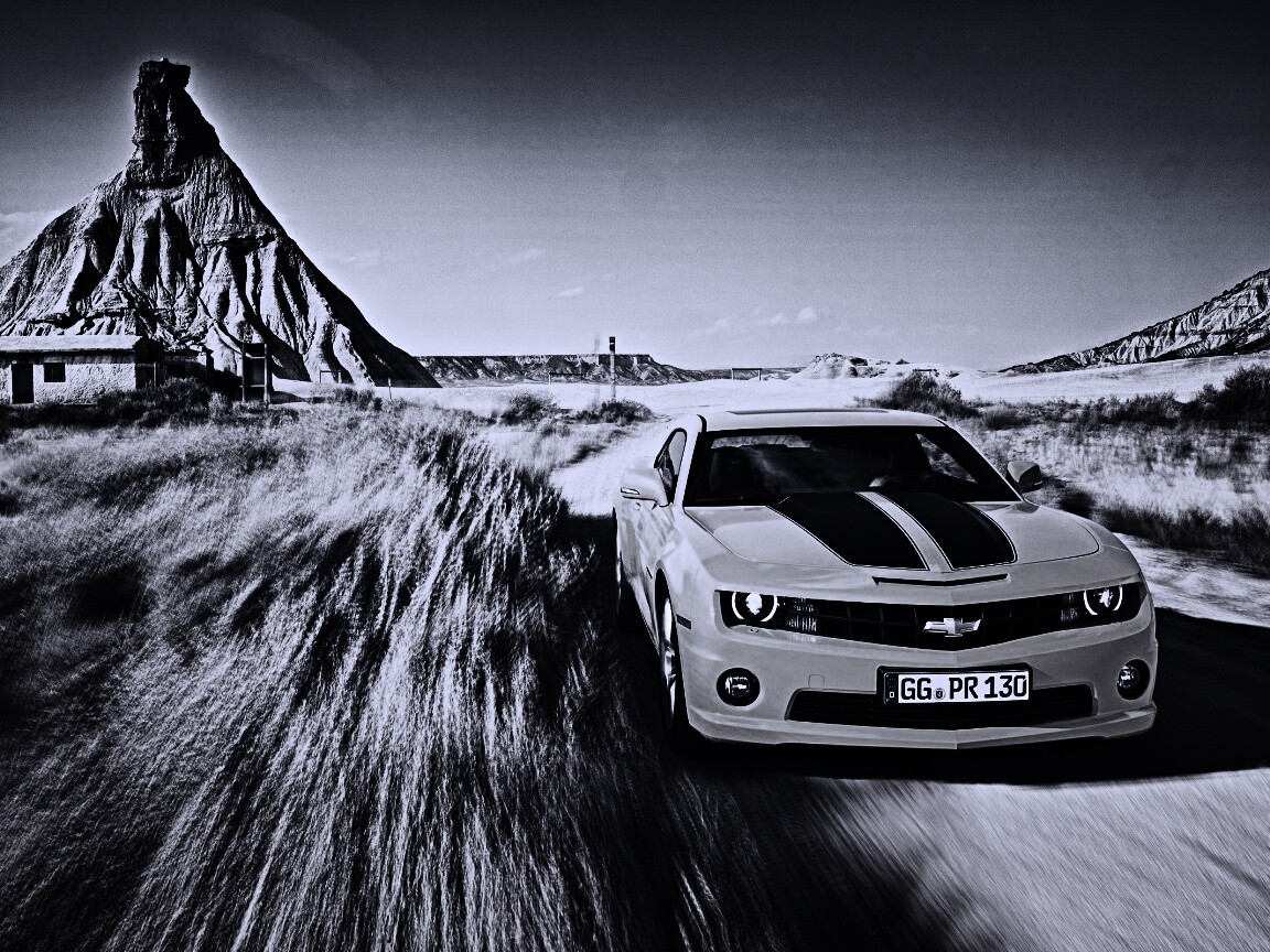 Камаро на пустынной дороге обои