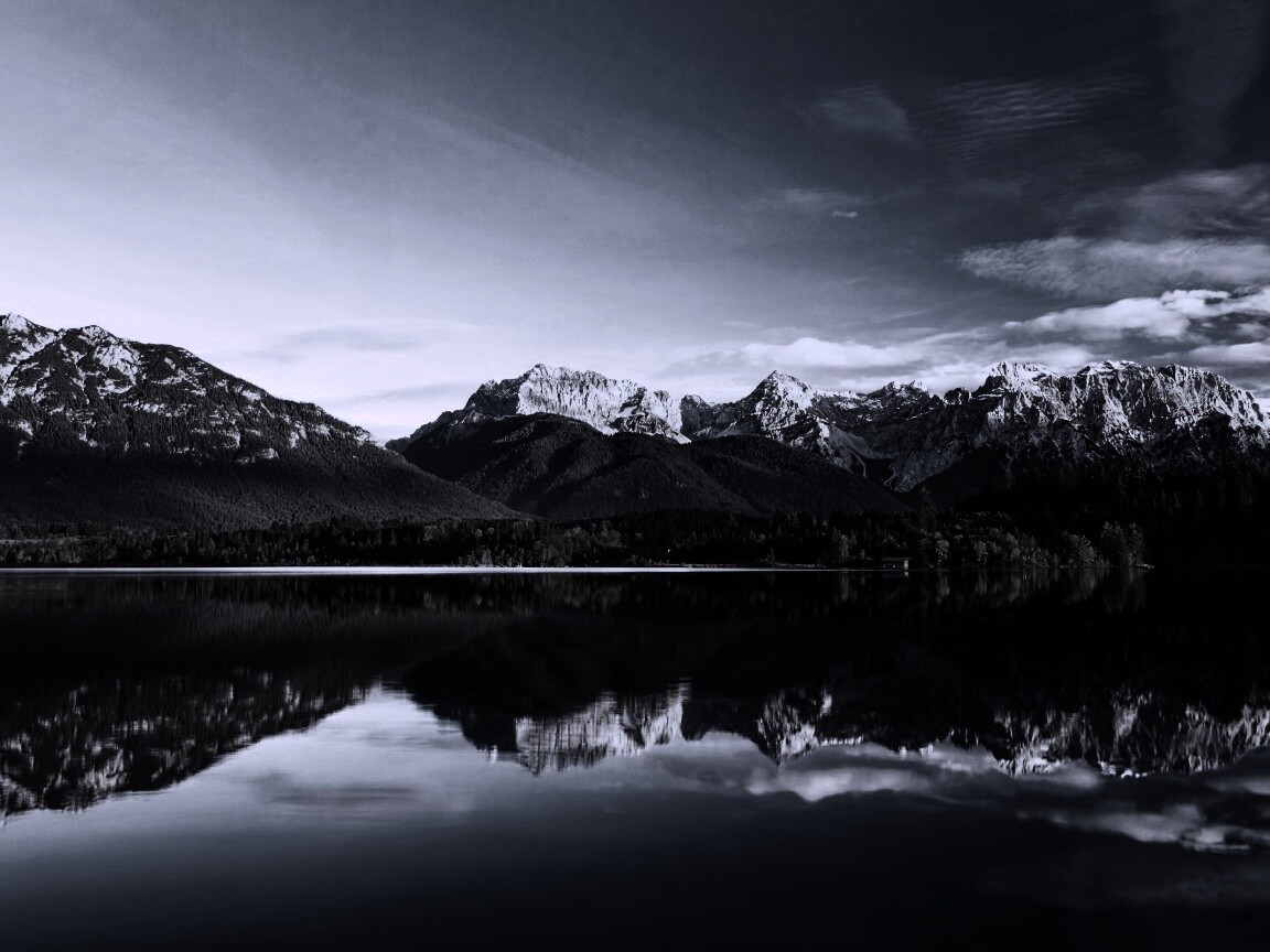 Горы отражаются в озере обои