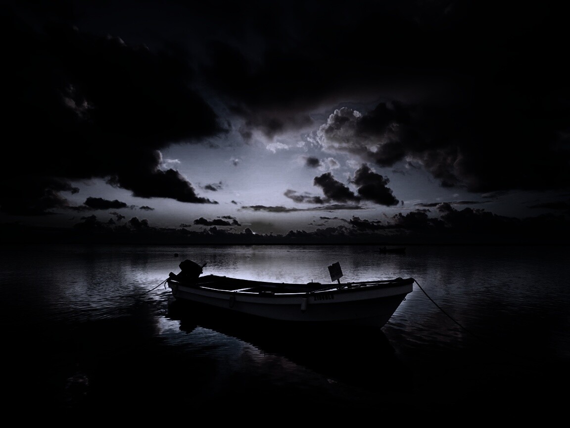 Тучи над озером обои