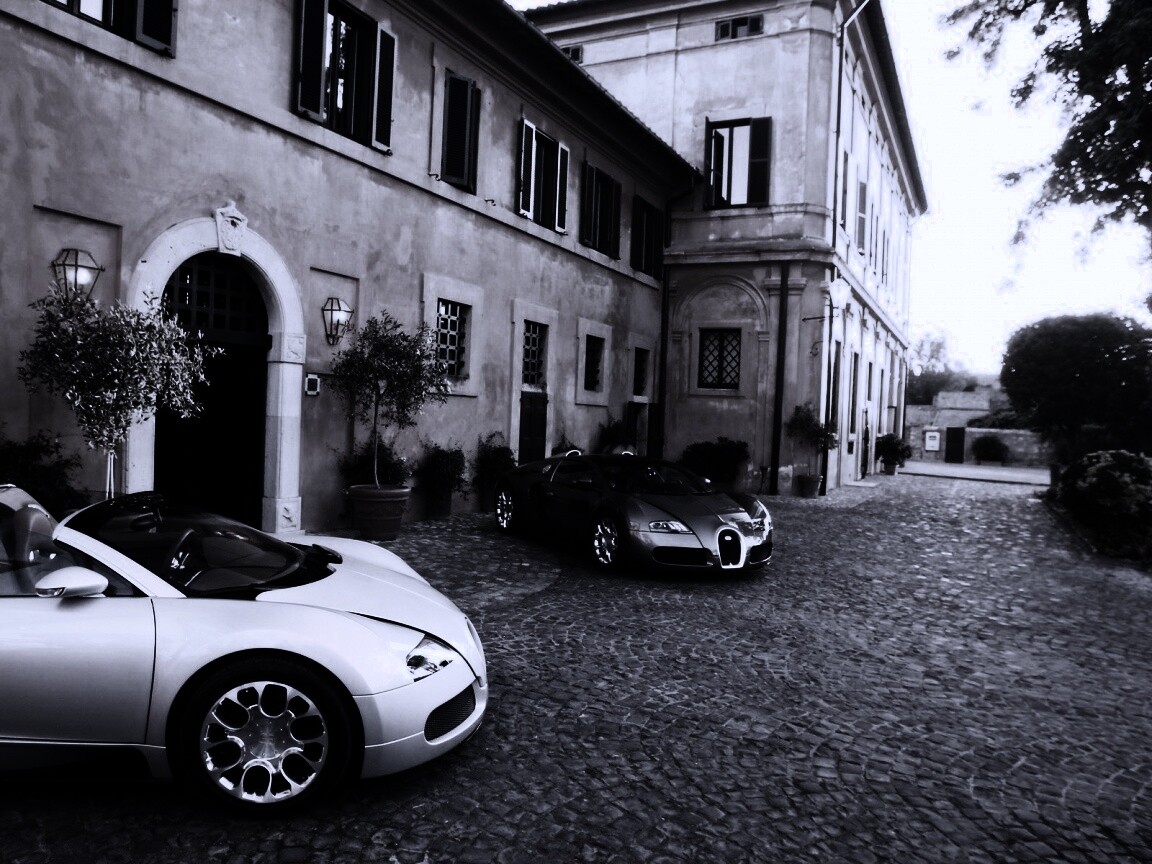 Два Бугатти у дома обои