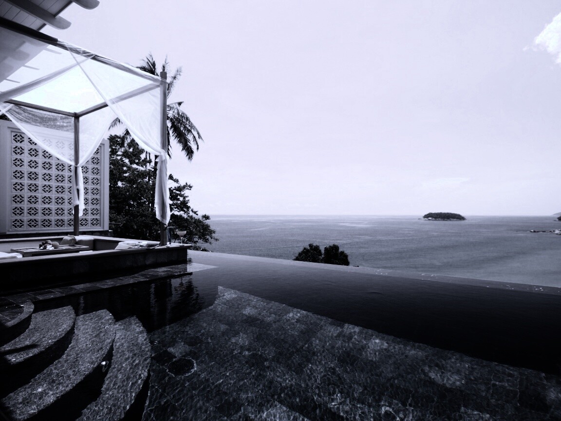 Бассейн на берегу моря обои