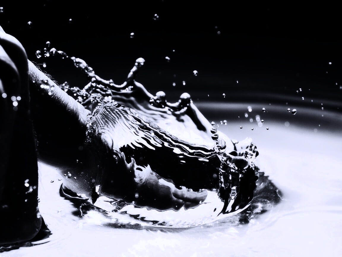 Палец в воде обои