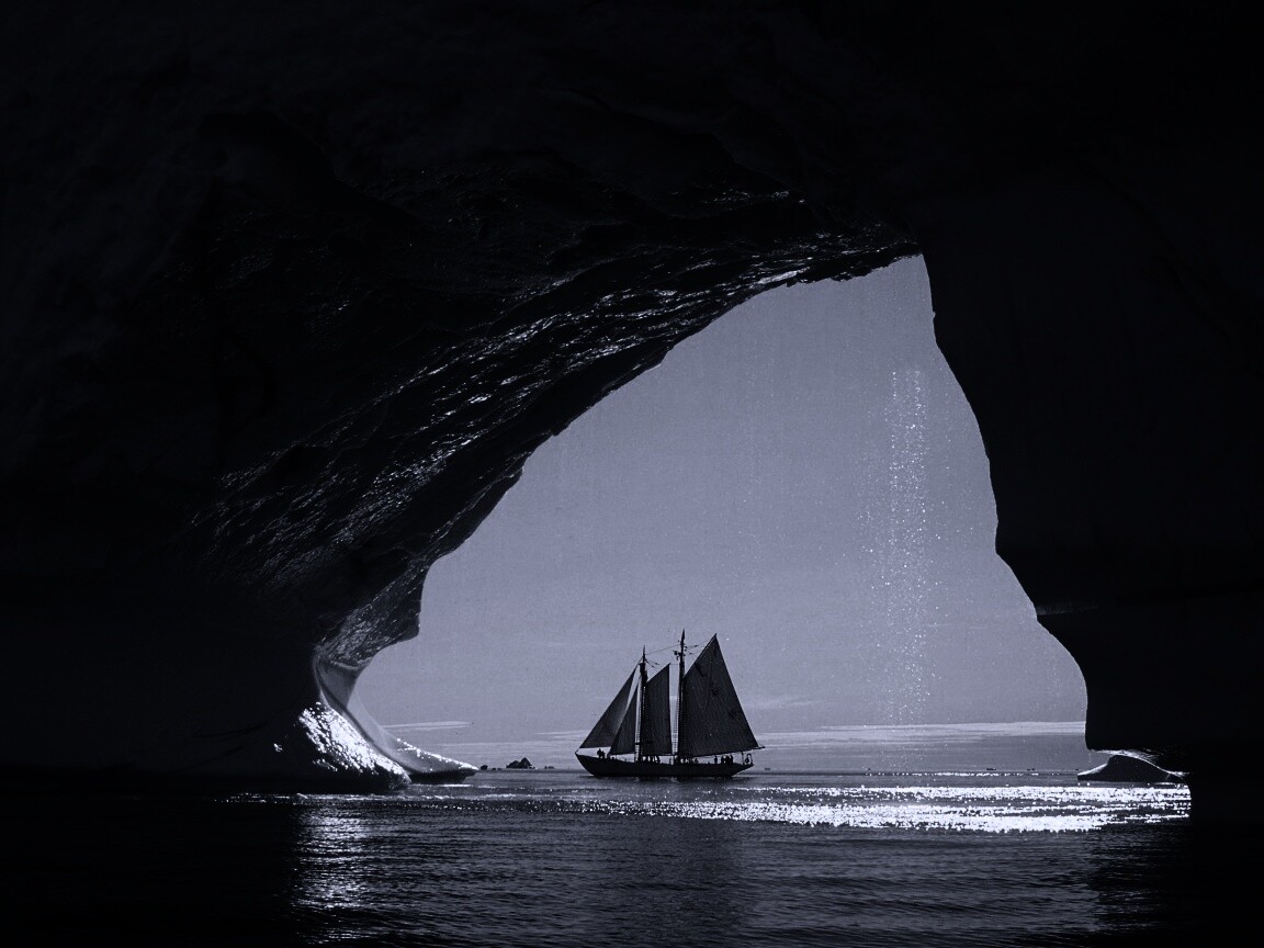 Парусник под ледяной аркой обои