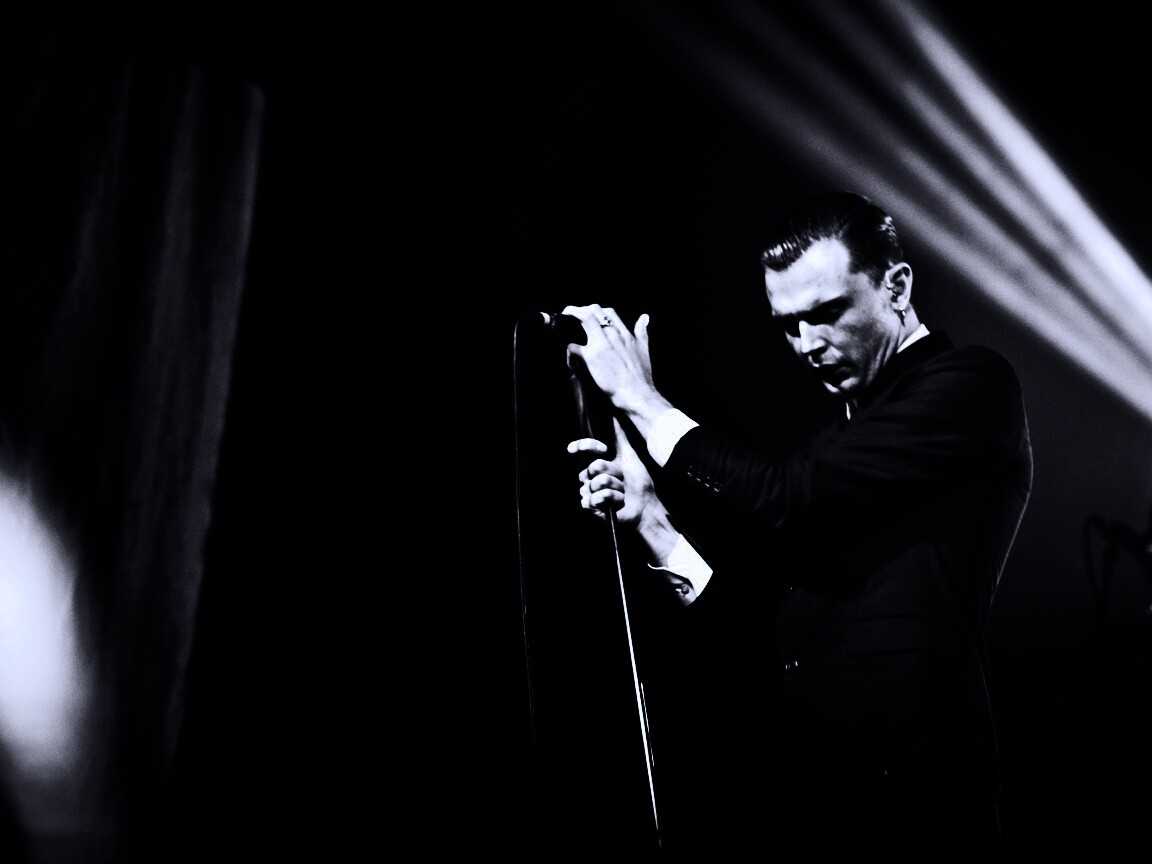 Тео Хатчкрафт на сцене обои