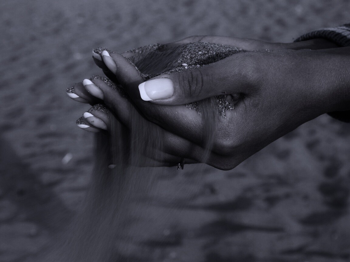 Песок сквозь пальцы обои