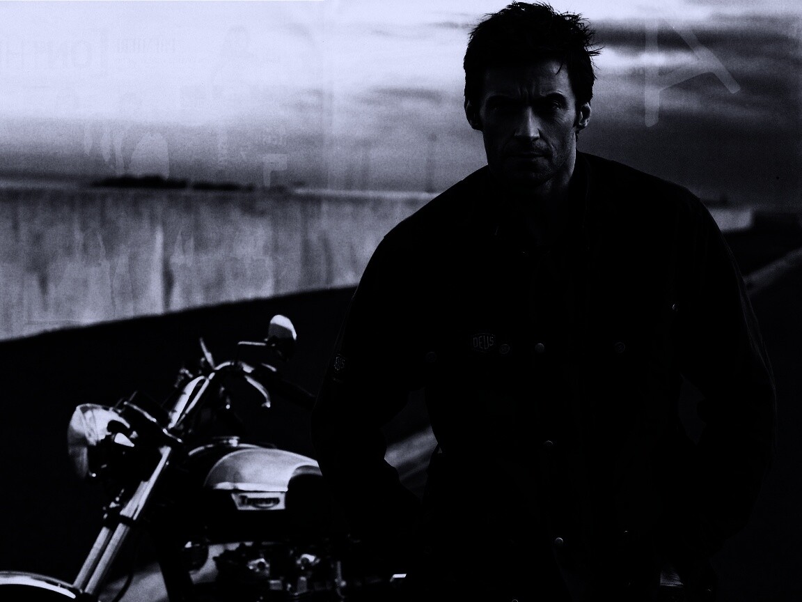 Хью Джекман с мотоциклом обои