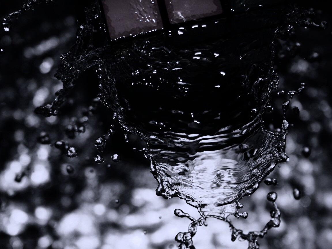 Кубик рубика в воде обои