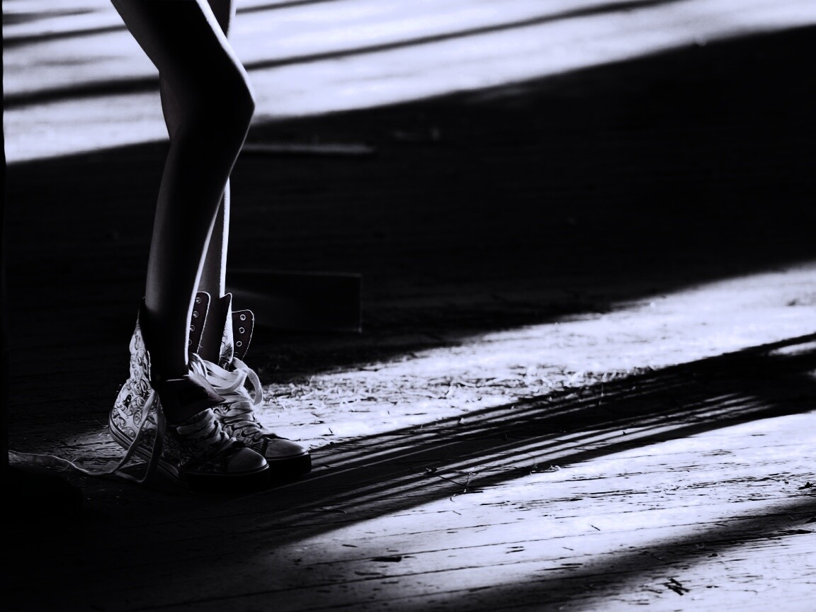 Ножки в кедах обои