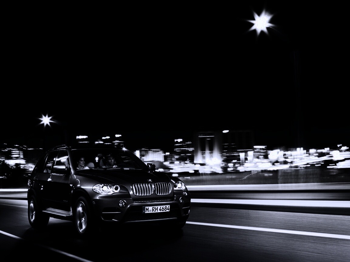 Пара в BMW X5 обои