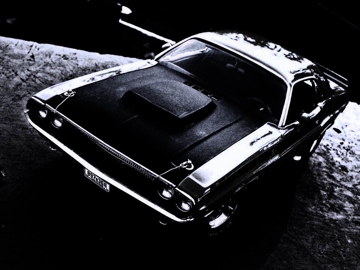 Додж на  каменистой поверхности обои