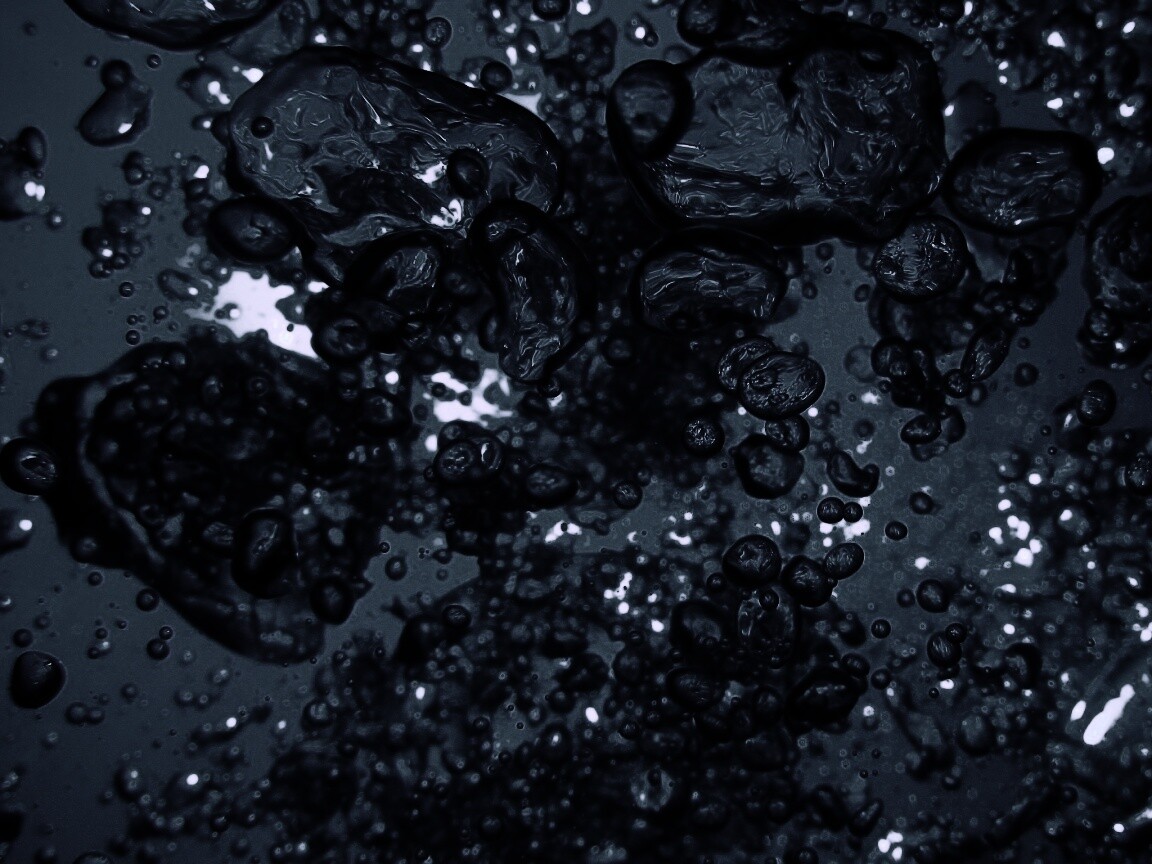 Тёмные пузыри в воде обои