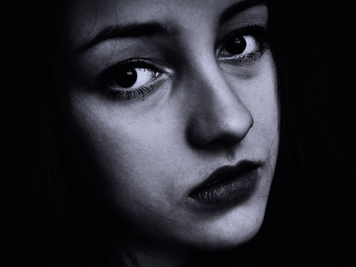 Брюнетка с ярким макияжем и печальным лицом обои
