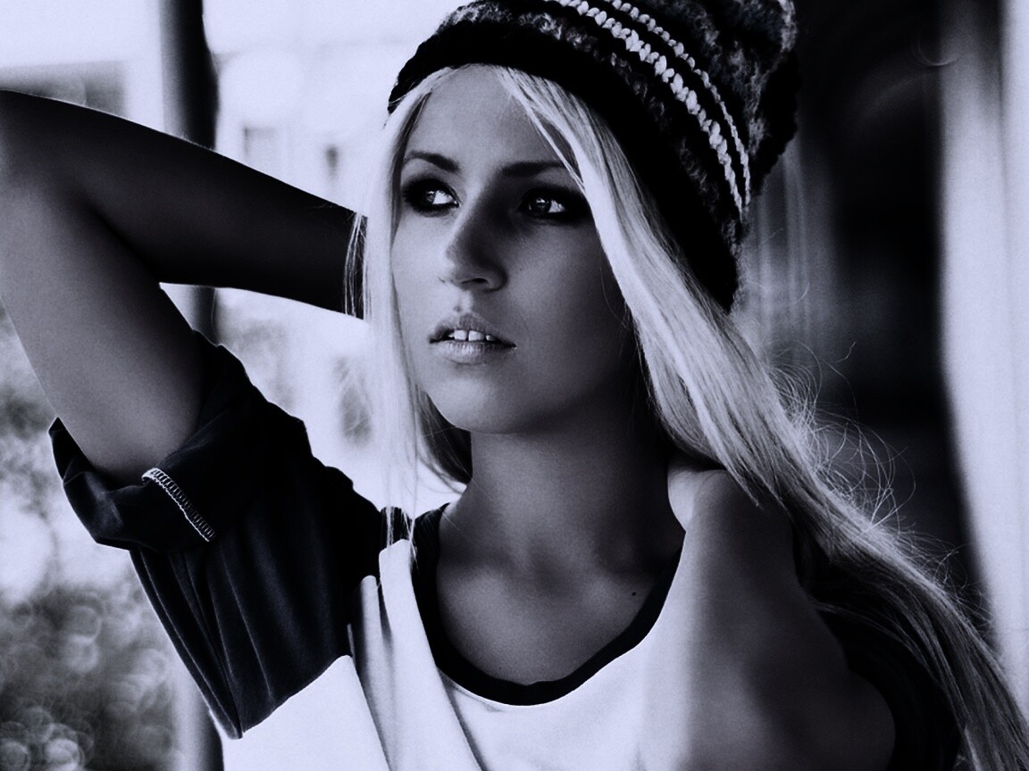 Блондинка в вязанной шапке обои