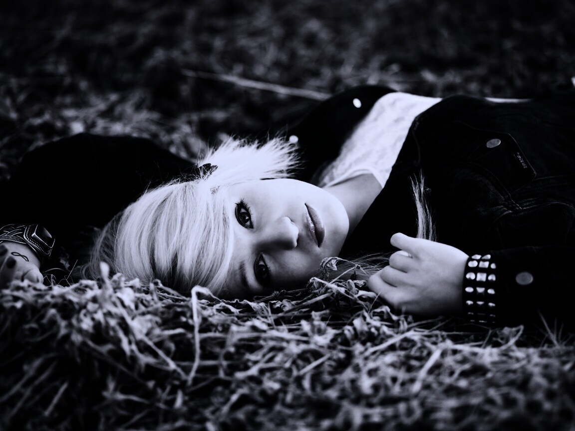 Блондинка лежащая на траве обои