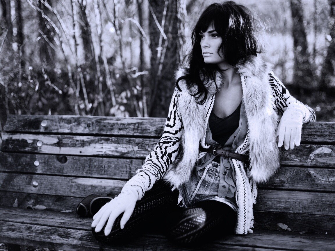 Красивая девушка сидит на скамейке обои