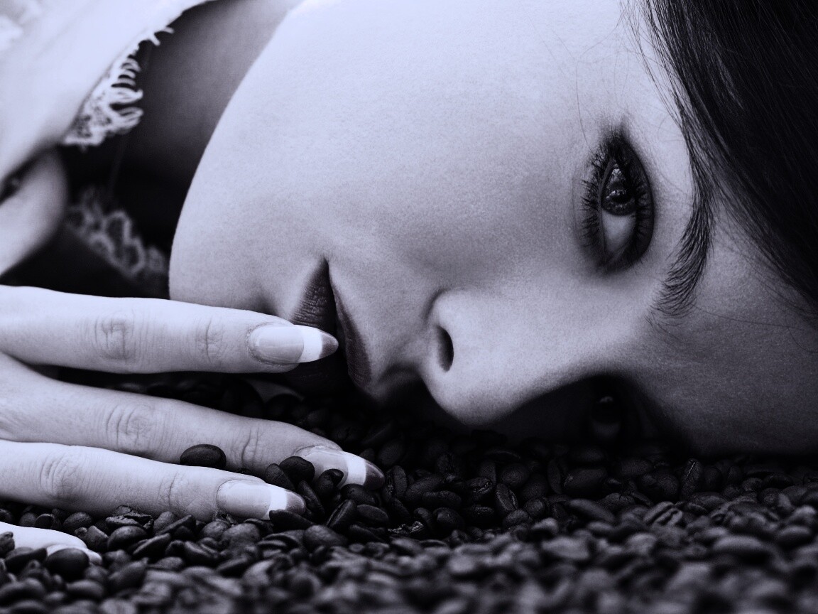 Соблазнительная девушка с кофейными зернами обои