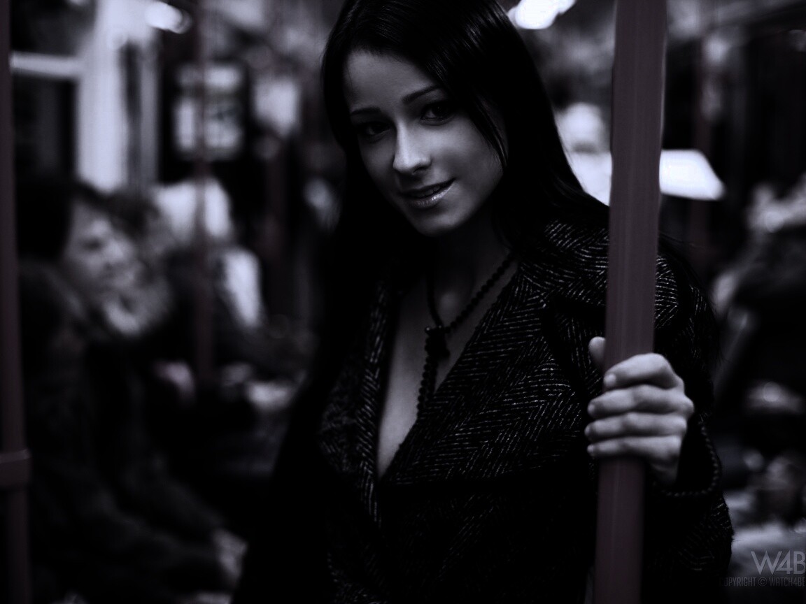 Девушка в метро обои