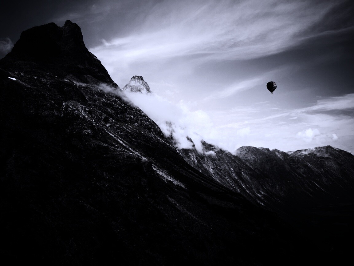 Воздушный шар в горах обои
