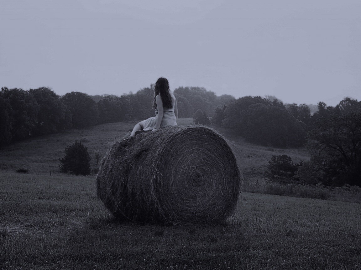 Девушка на снопе сена обои