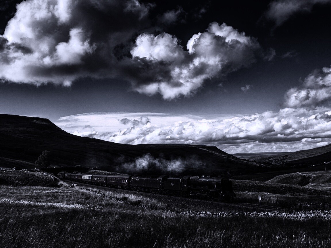 Поезд в долине обои
