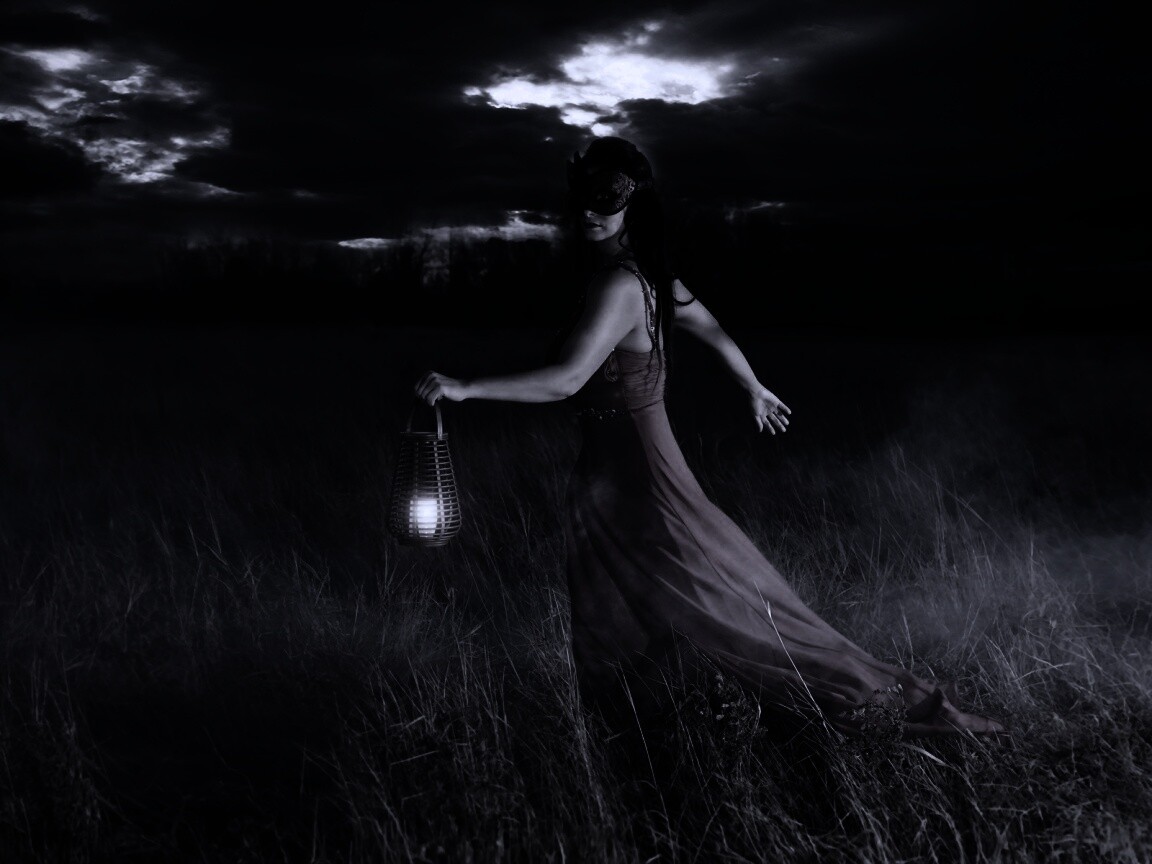 Девушка со свечей обои