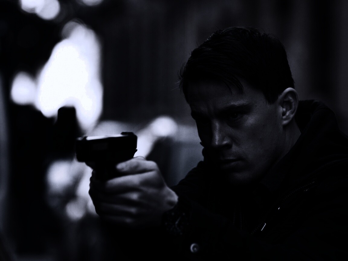 Ченнинг Татум с пистолетом обои