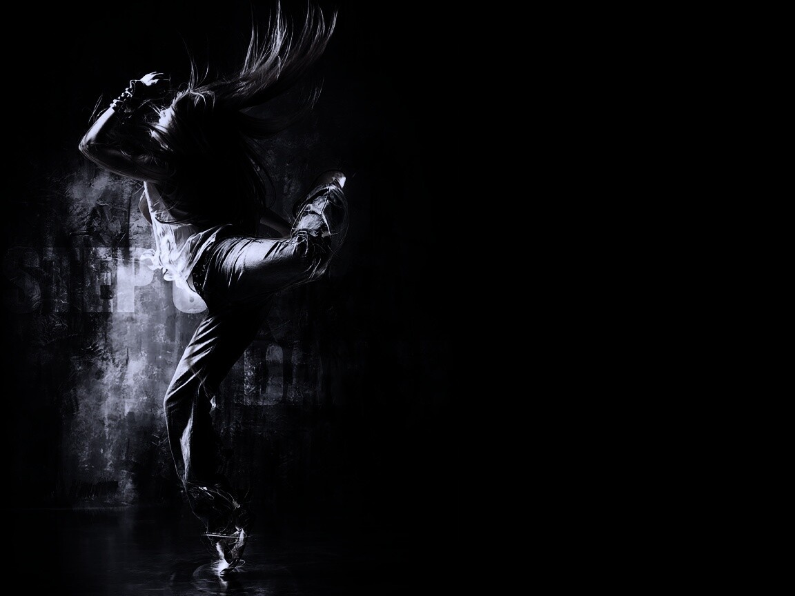 Девушка в диком танце обои