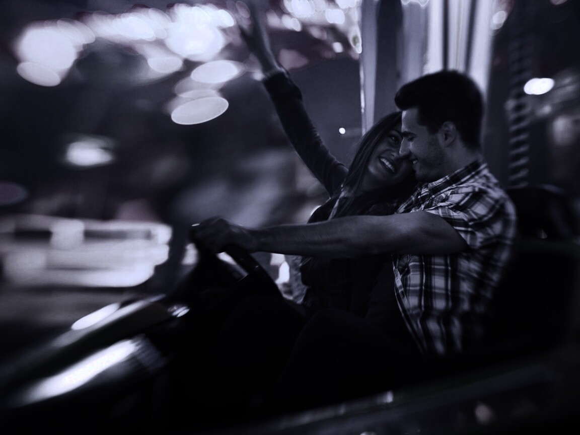 Счастливая пара на аттракционах обои