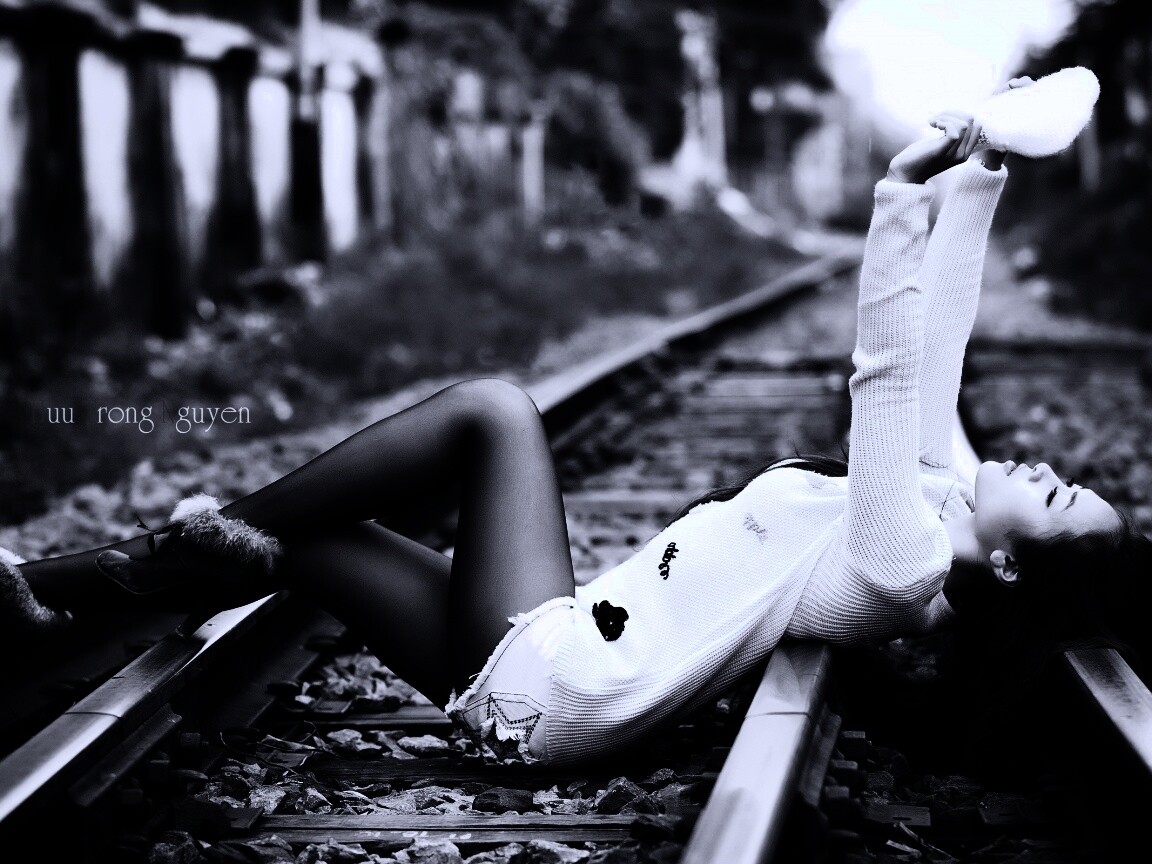 Модель на железнодорожных путях обои