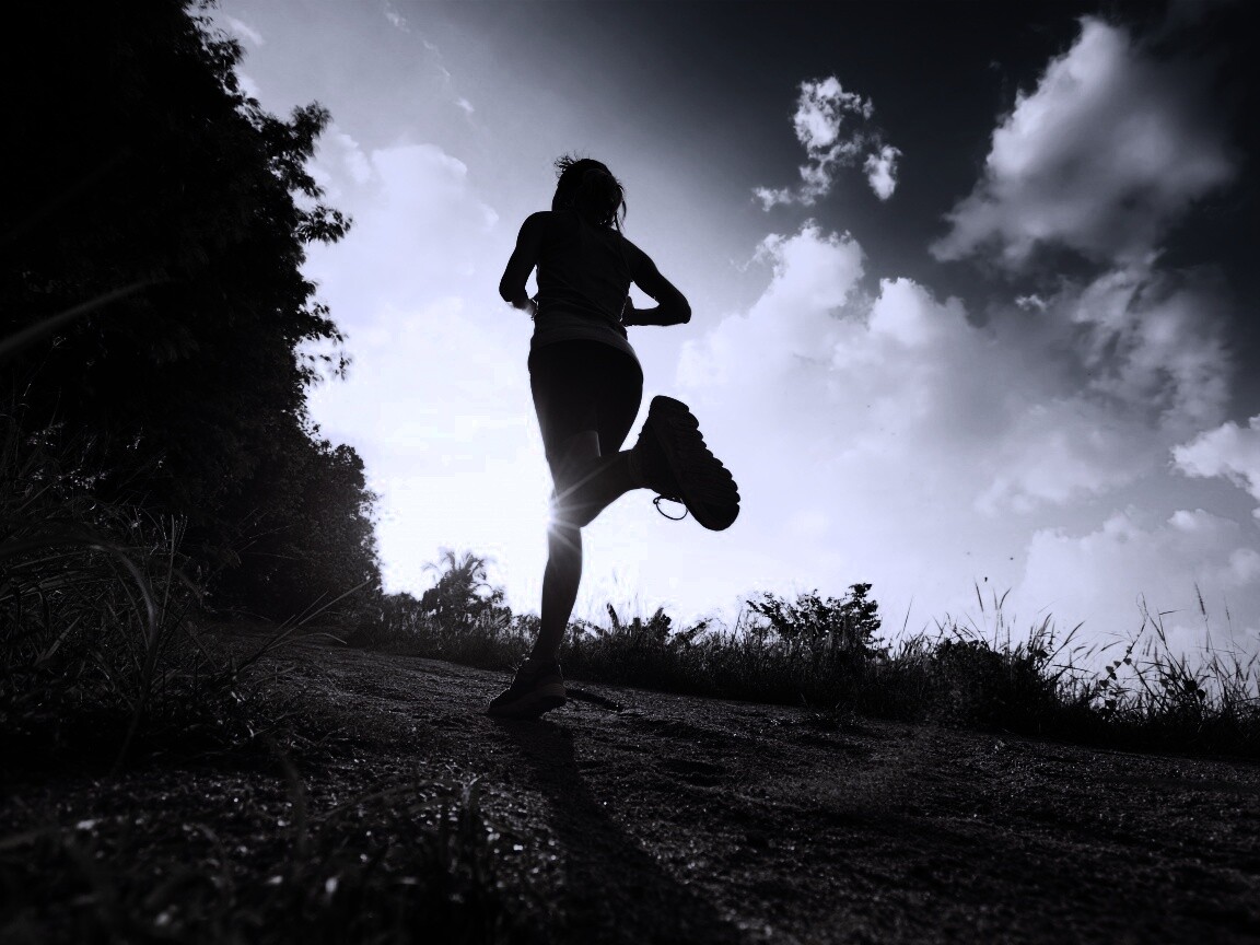 Девушка на пробежке обои