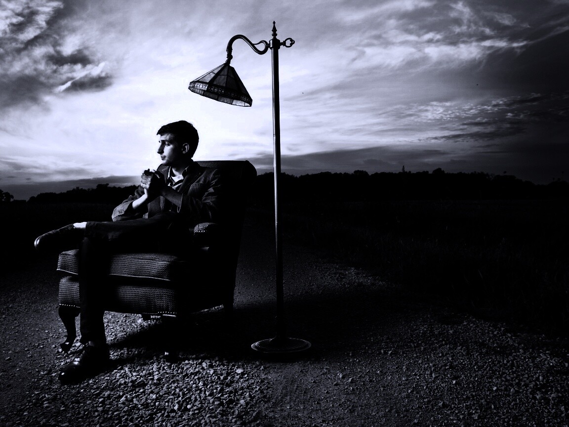 Мужчина в кресле обои