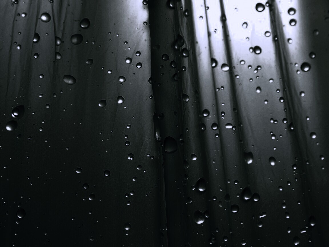 Капли на зеленом пластике обои